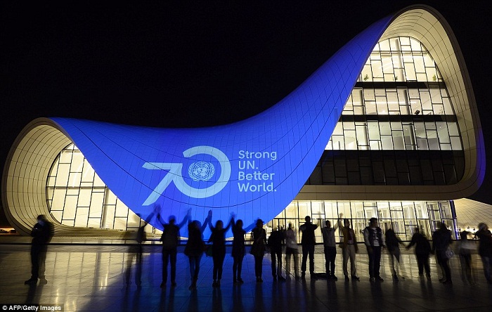 Le monde en bleu pour fêter les 70 ans de l`ONU  PHOTOS 